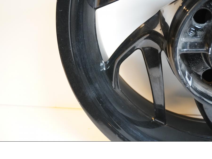 Extrabild6 på Fälg från en BMW F 800 R -2011 motorcykel.