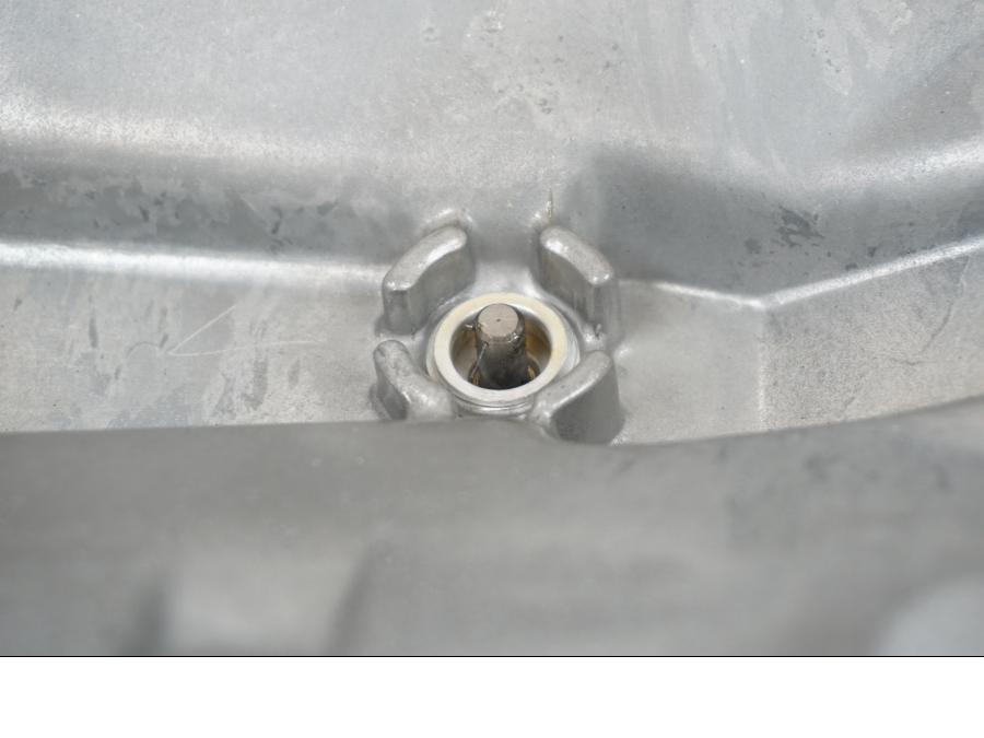 Snett nerifrån på Oljetråg från en BMW F 850 GS -2019 motorcykel.