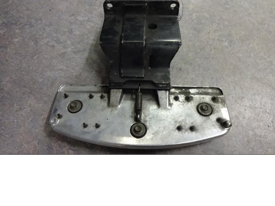 Baksidan på Fotplatta från en Suzuki VL 1500 -1998 motorcykel.