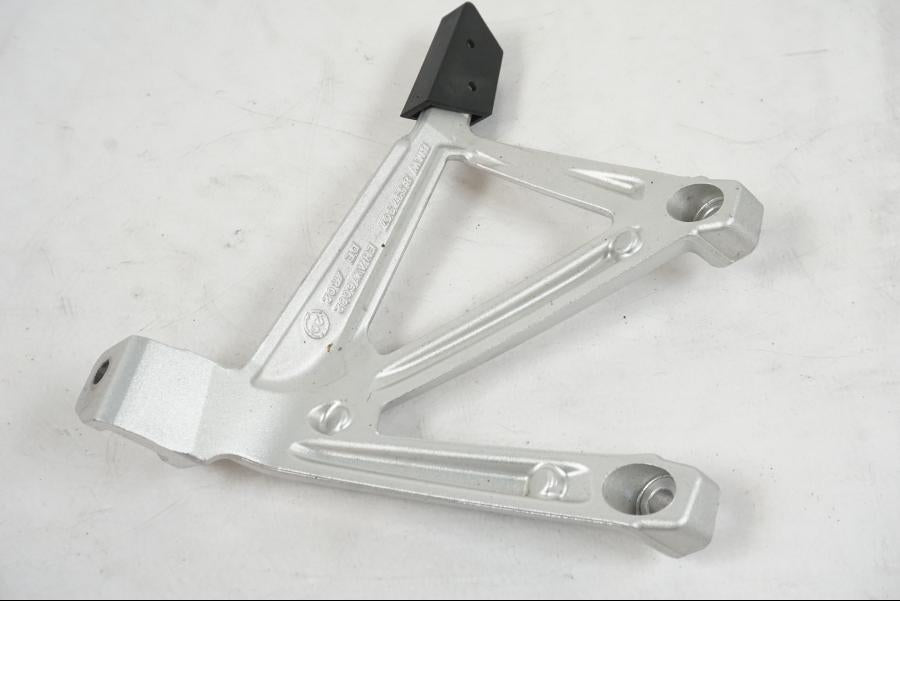 Vänster sida på Fotpinnefäste från en BMW R 1250 GS -2021 motorcykel.