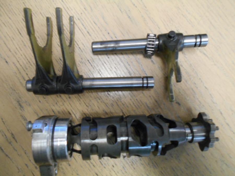 Framsidan på Växelgaffel från en BMW S 1000 RR -2010 motorcykel.