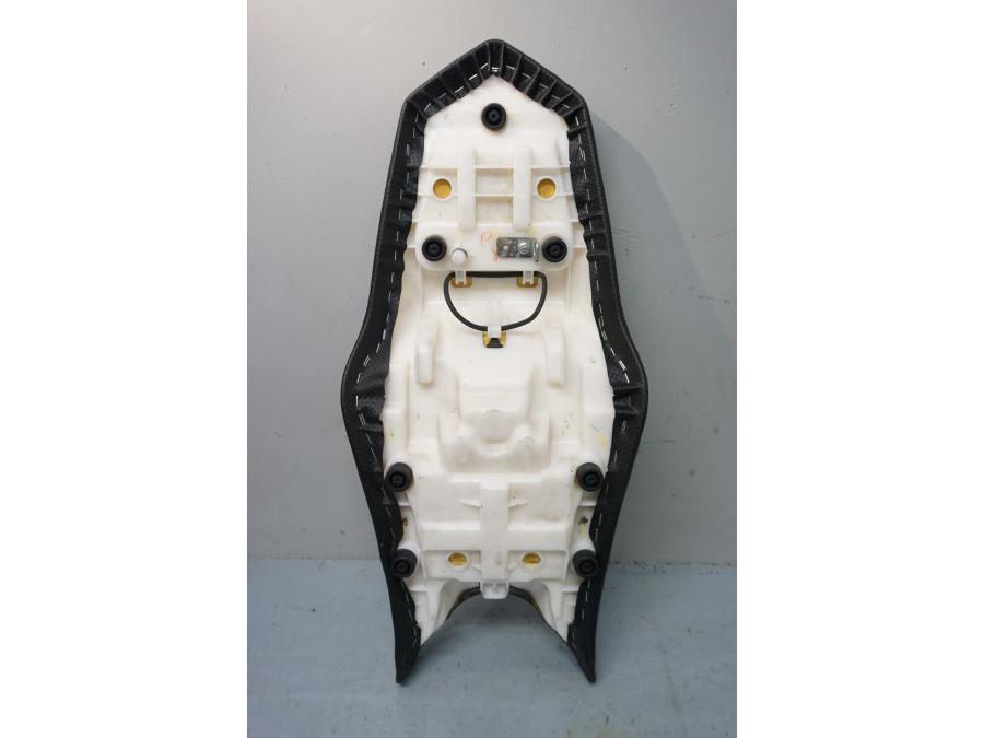 Vänster sida på Sadel från en Yamaha XJ 6 -2011 motorcykel.