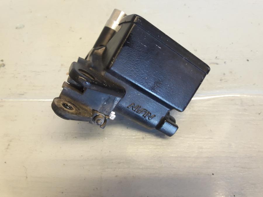 Baksidan på Bromshuvudcylinder från en Suzuki DL 1000 -2018 motorcykel.