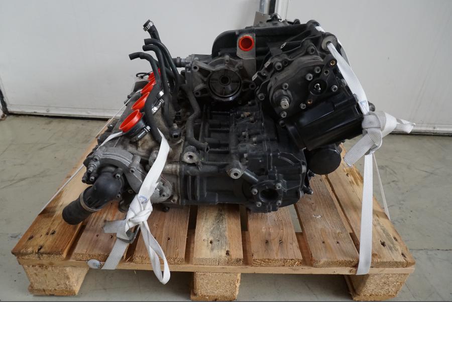 Snett nerifrån på Motor från en BMW K 1200 S -2007 motorcykel.