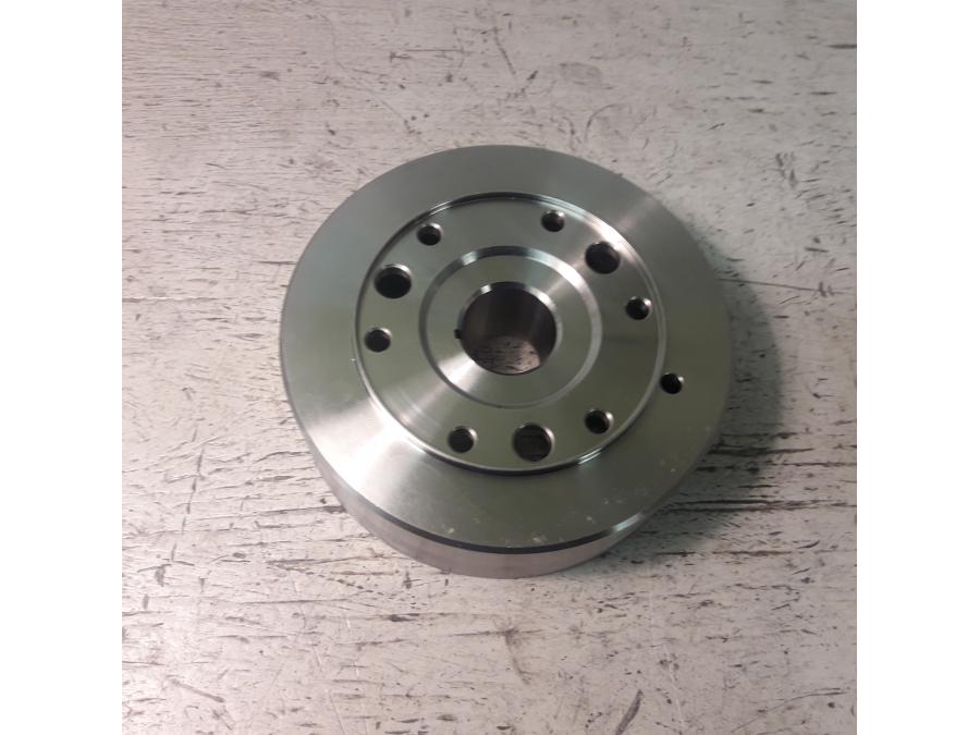 Baksidan på Generator från en Kawasaki Z 750 -2006 motorcykel.