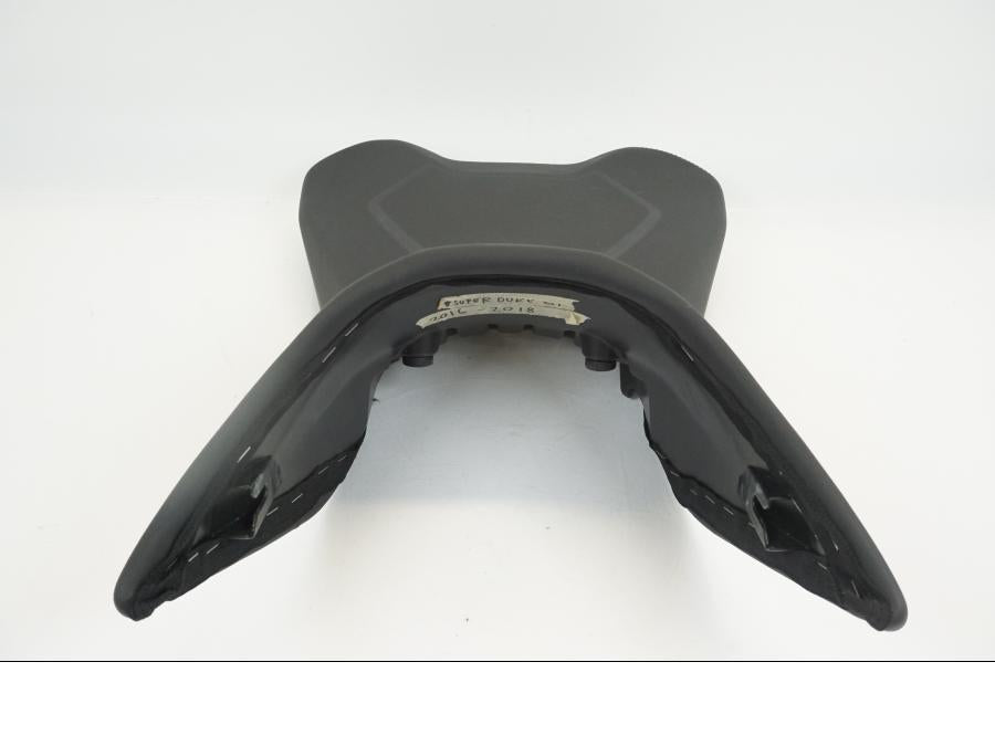 Vänster sida på Sadel från en KTM 1290 Super Duke -2016 motorcykel.