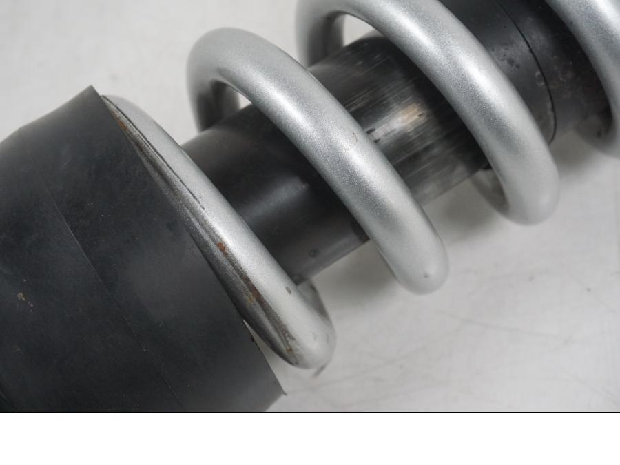 Snett nerifrån på Stötdämpare från en Honda CB 650 F Hornet -2017 motorcykel.