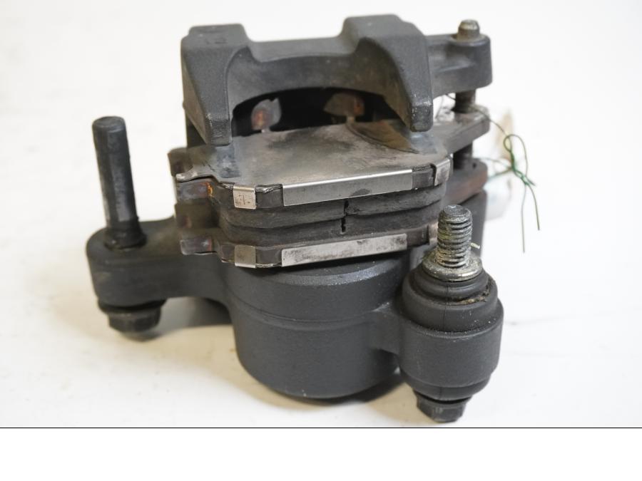 Höger sida på <p>Bromsok bak från Yamaha YZF 1000 R1 2008.</p>
<p>Nissin. Ett kolvs ok.</p> motorcykel.