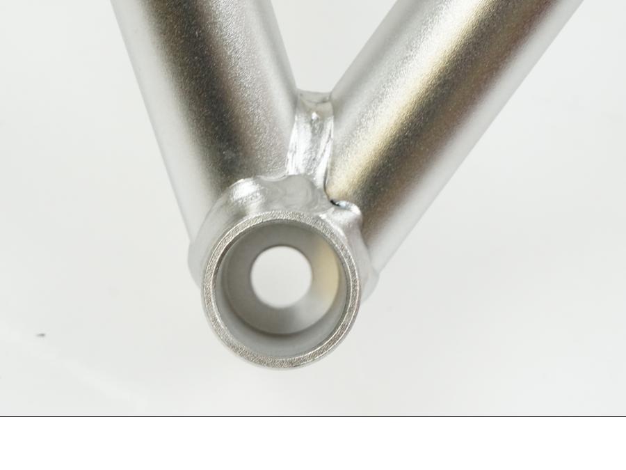 Vänster sida på Motorskyddsbåge från en Ducati Desert X -2023 motorcykel.