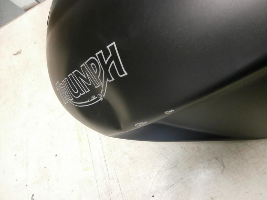 Extrabild1 på <p>Bensintank från Triumph Speed triple 2009.</p>
<p>Buckla och repor vänster sida se bild.</p> motorcykel.