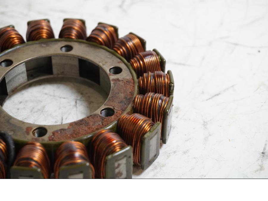 Baksidan på Generator från en Kawasaki ZZR 1100 -1991 motorcykel.