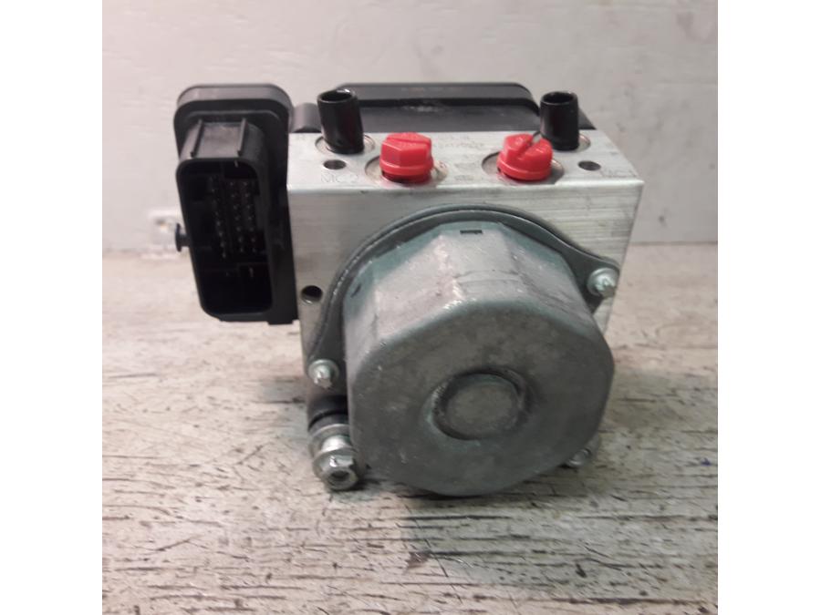 Baksidan på ABS Modulator från en Ducati Multistrada 1260 -2019 motorcykel.