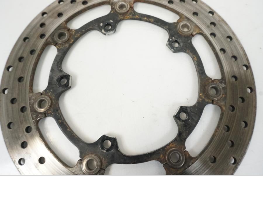 Snett nerifrån på Bromsskiva från en Yamaha YZF R6 -2006 motorcykel.