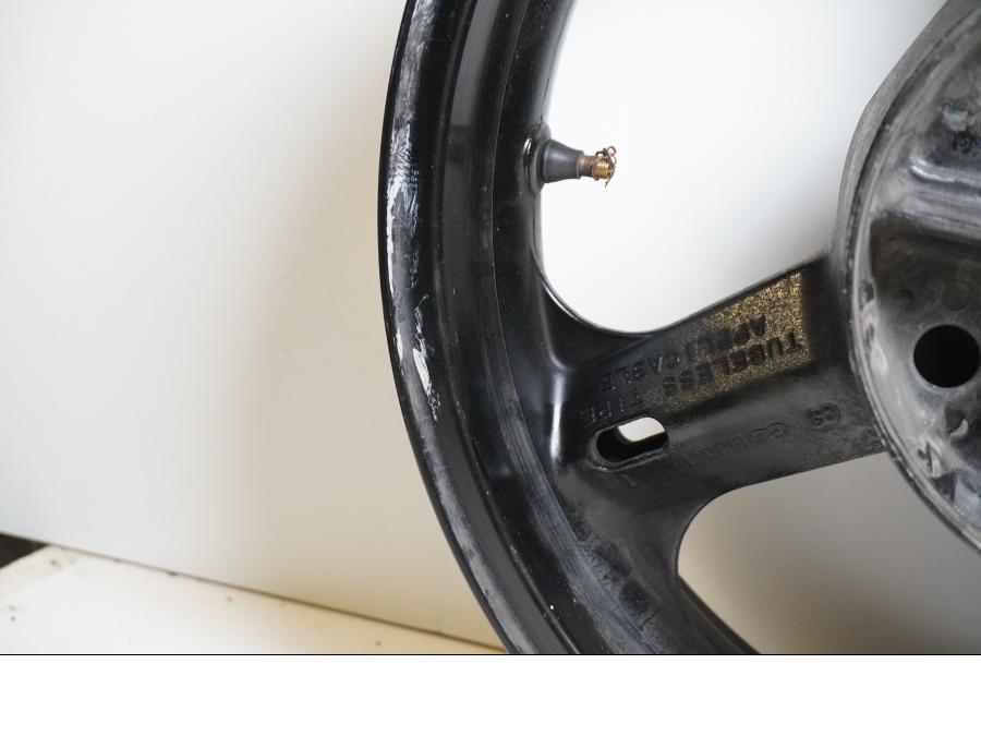 Extrabild6 på Fälg från en Suzuki DL 1000 -2004 motorcykel.