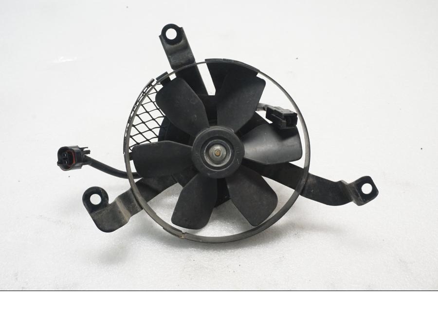 Baksidan på Vattenkylfläkt från en Suzuki SV 650 -2006 motorcykel.