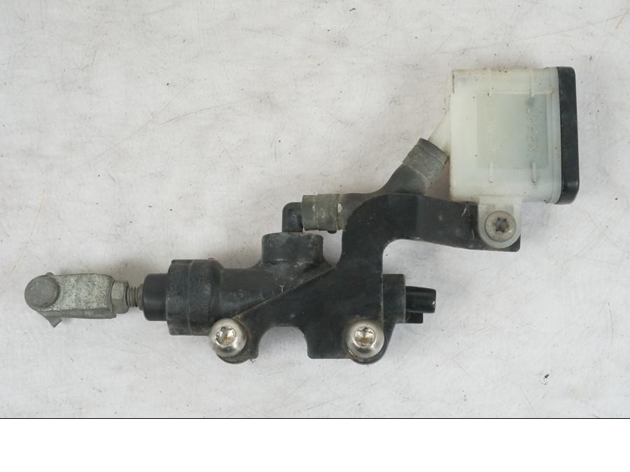 Höger sida på Bromshuvudcylinder från en Triumph Tiger Explorer -2013 motorcykel.