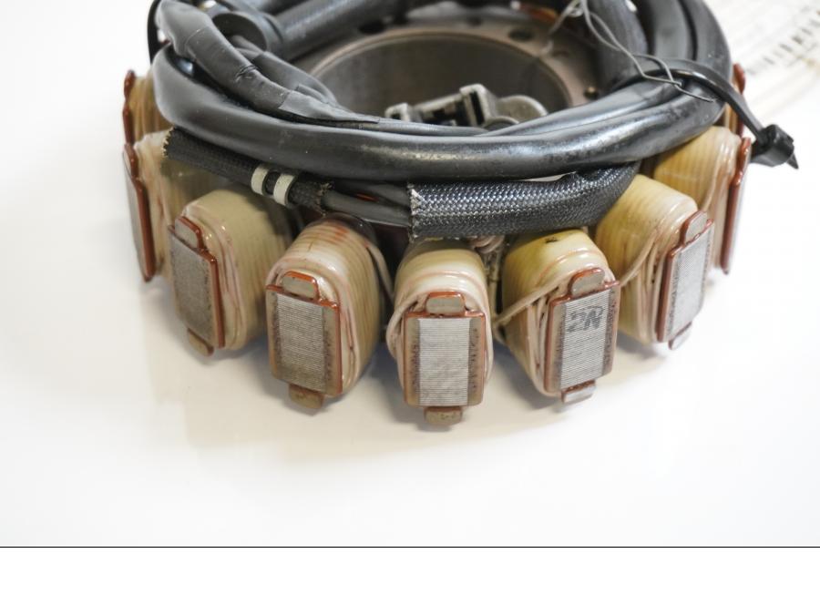 Baksidan på Generator från en Triumph Tiger 800 -2011 motorcykel.