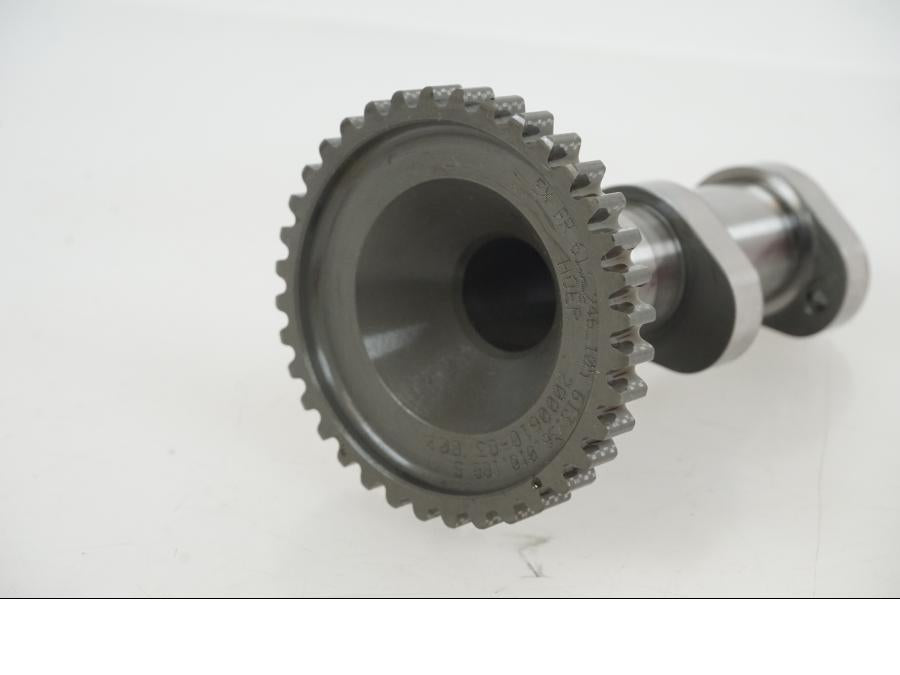 Höger sida på Kamaxel från en KTM 1290 Super Duke R -2021 motorcykel.