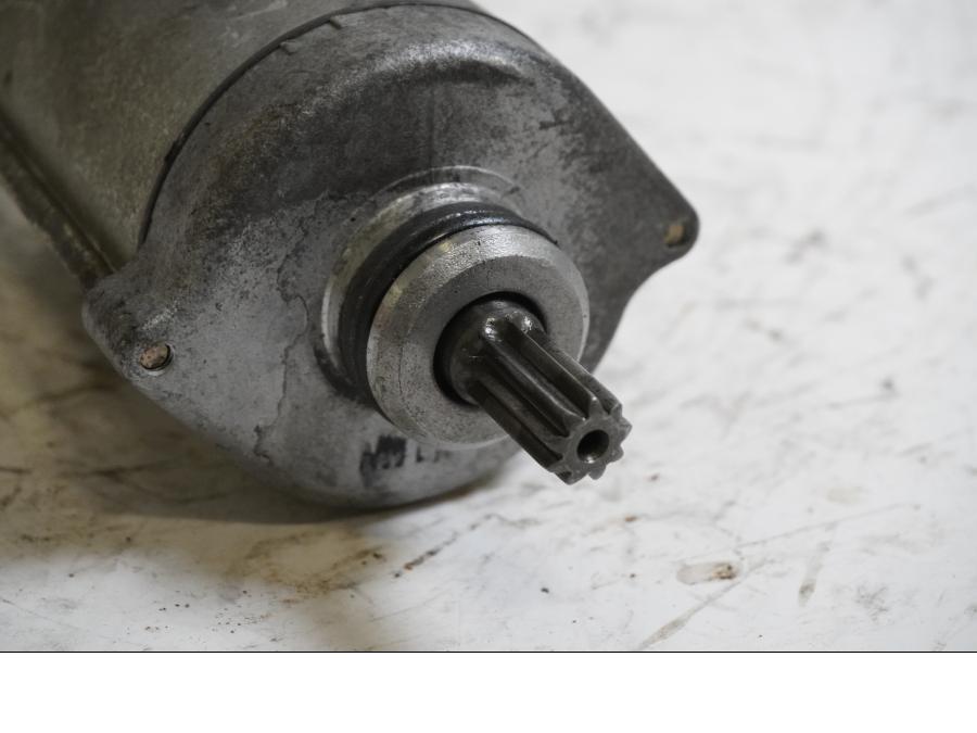 Baksidan på Startmotor från en Honda CBR 900 RR -1997 motorcykel.