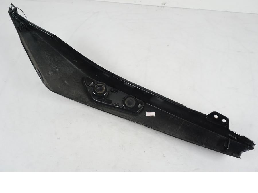 Snett nerifrån på Bakvinge från en Kawasaki ER-6N ABS -2010 motorcykel.