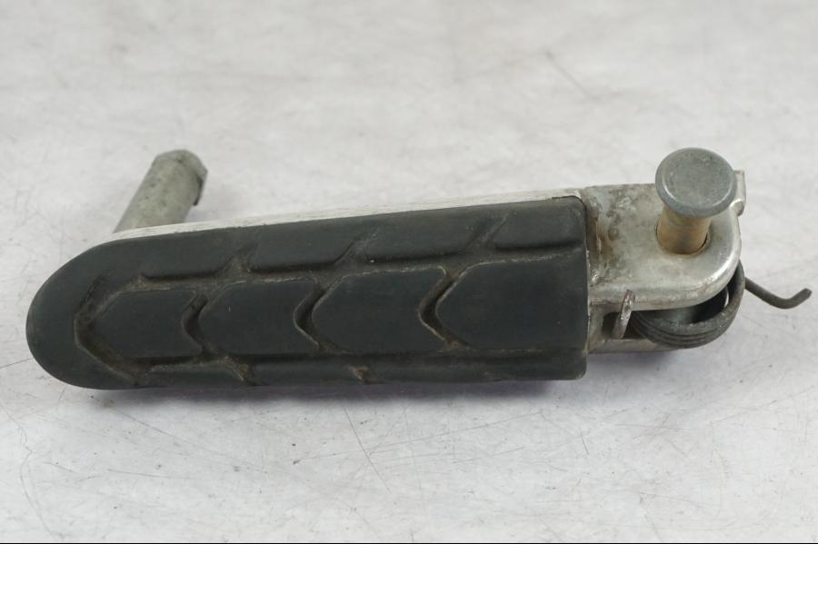 Snett nerifrån på Fotpinne från en Honda CBR 1100 XX -1999 motorcykel.