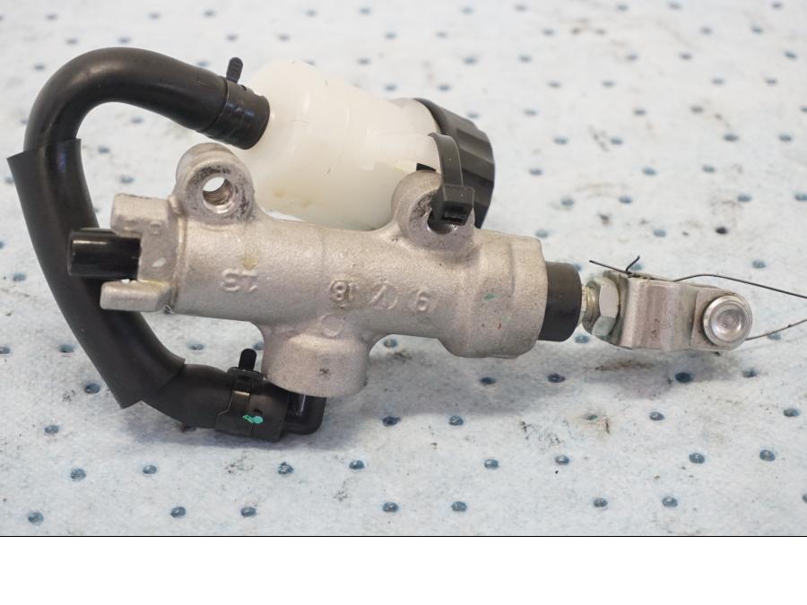 Baksidan på Bromshuvudcylinder från en Kawasaki Z 650 ABS -2020 motorcykel.