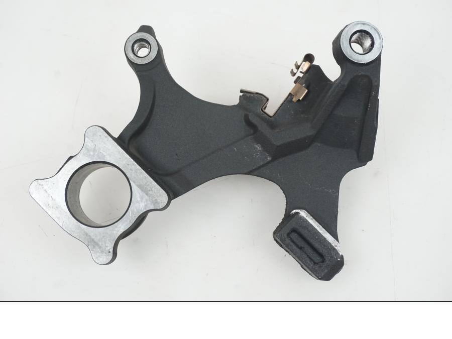 Snett nerifrån på Bromsoksfäste från en Suzuki GSX-R 750 -2009 motorcykel.