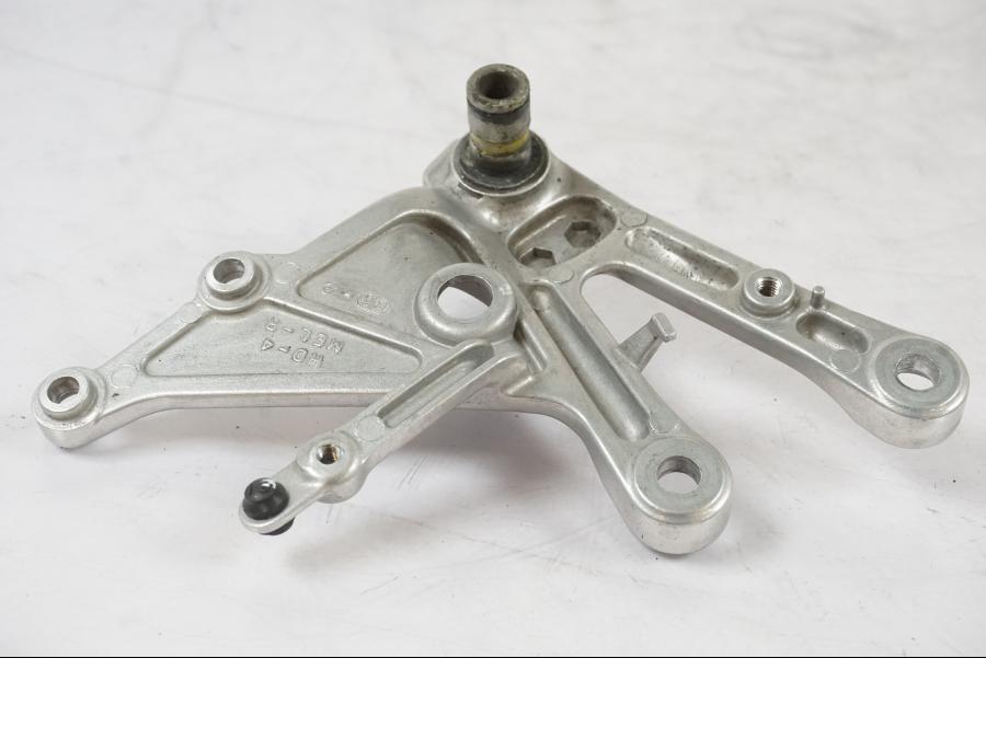 Vänster sida på Fotpinnefäste från en Honda CBR 1000 RR -2007 motorcykel.