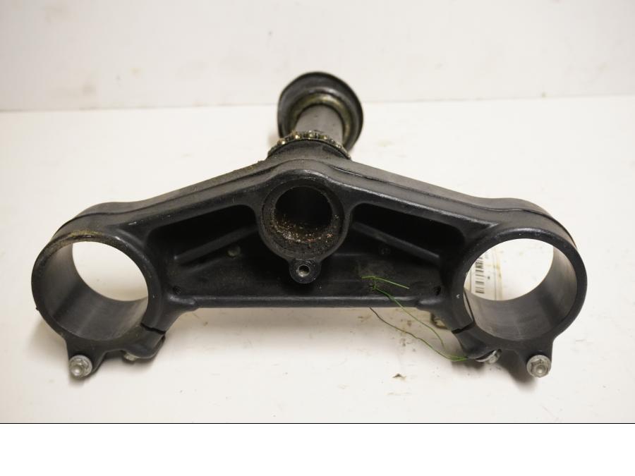 Baksidan på Gaffelkrona från en Aprilia SL 1000 Falco -2000 motorcykel.