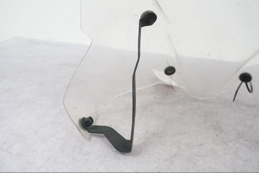 Vänster sida på Vindruta från en Triumph Tiger Explorer -2016 motorcykel.