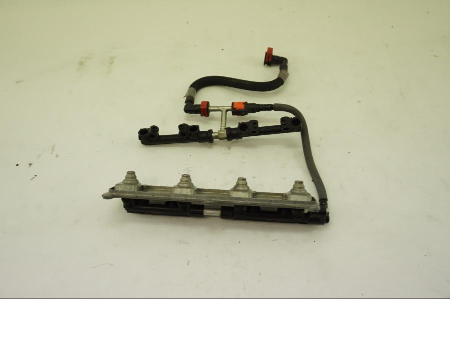 Baksidan på Fuel Rail från en Kawasaki ZX-6R -2008 motorcykel.