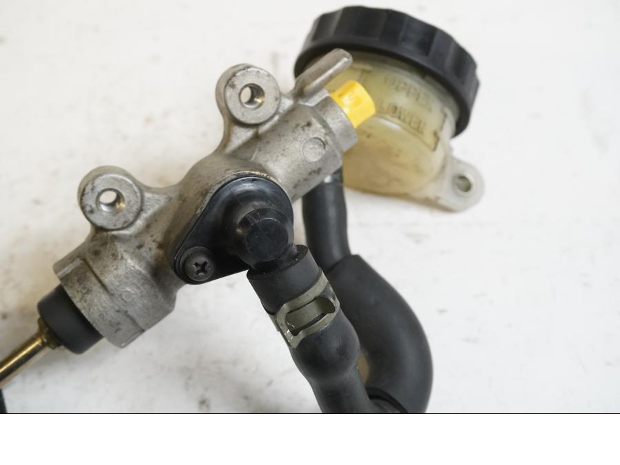 Vänster sida på Bromshuvudcylinder från en Honda XRV 750 -1999 motorcykel.