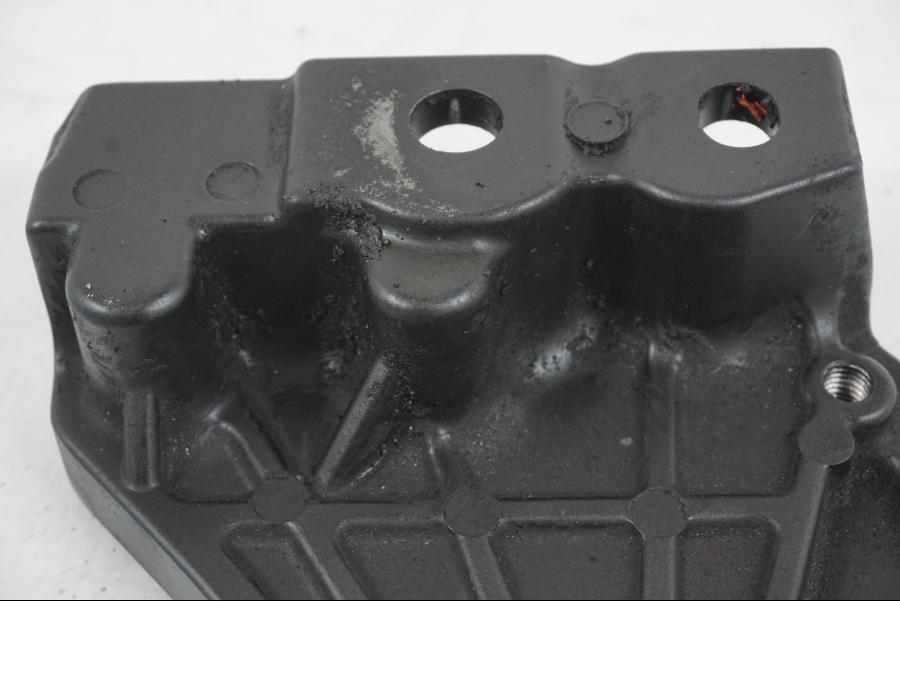 Vänster sida på Fotpinnefäste inre från en Yamaha MT-07 -2019 motorcykel.