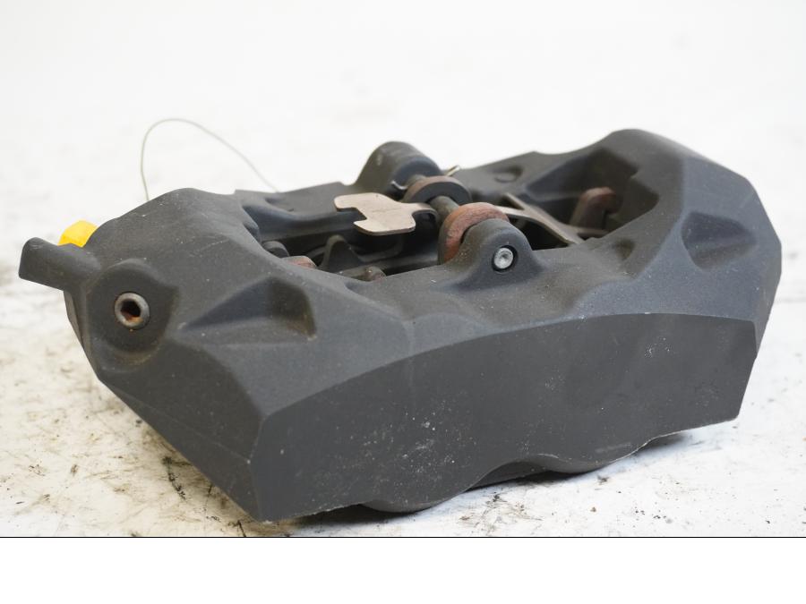 Baksidan på <p>Bromsok höger fram från BMW R 1200 GS 2013.</p>
<p>Brembo, 4-kolvs ok.</p> motorcykel.