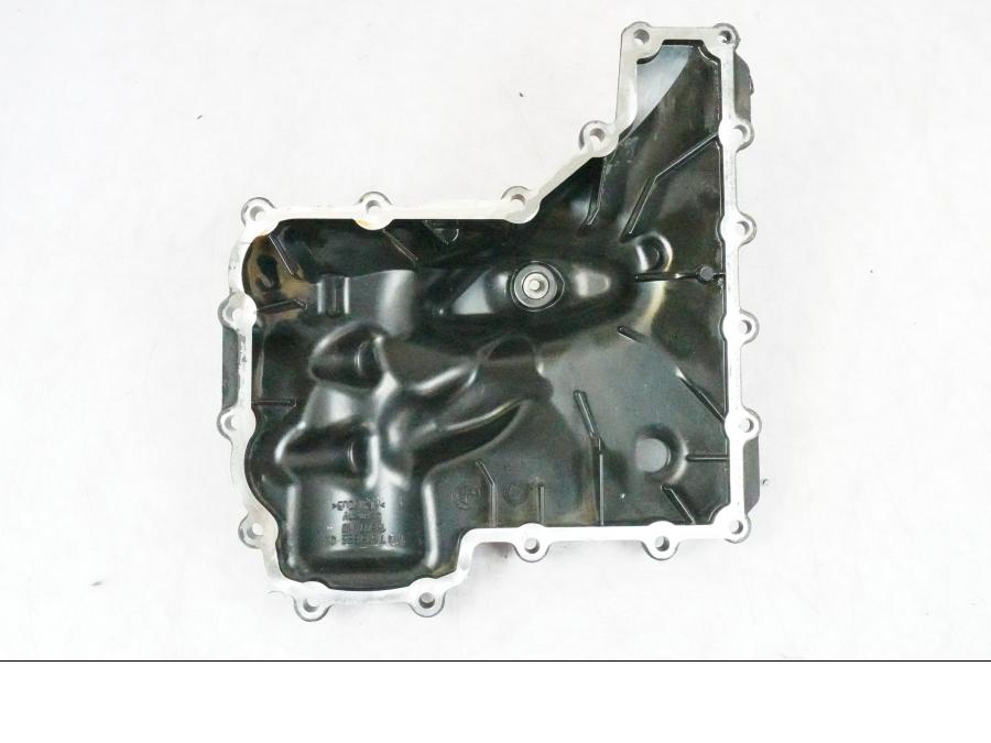 Snett uppifrån på Oljetråg från en BMW K 1200 S -2005 motorcykel.