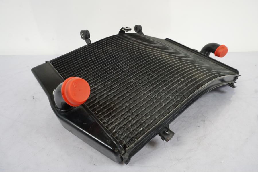 Snett uppifrån på Vattenkyl från en Honda VFR 1200 -2010 motorcykel.