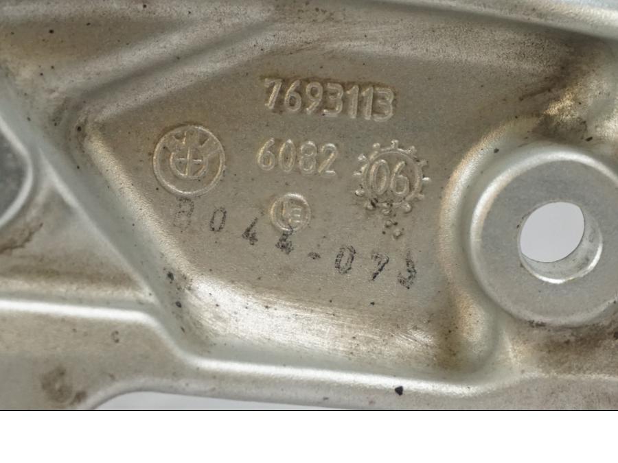 Snett nerifrån på Fotpinnefäste från en BMW R 1200 R -2007 motorcykel.