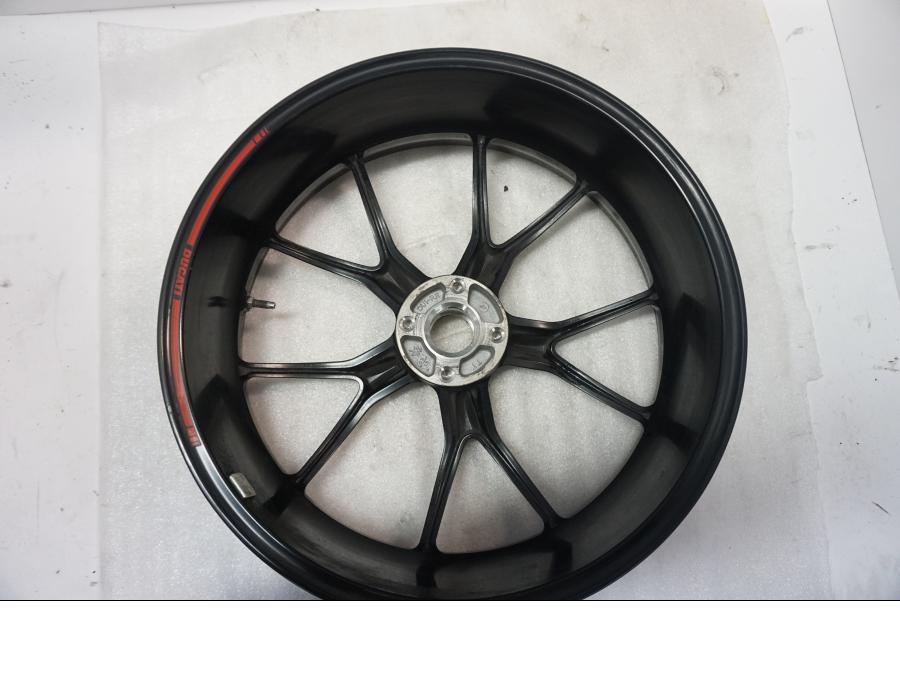 Snett nerifrÄn pÄ FÀlg frÄn en Ducati Monster 796 -2013 motorcykel.