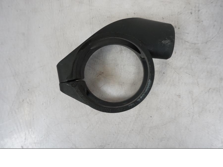 Snett nerifrån på Blinkersfäste från en KTM 1290 Super Duke R -2023 motorcykel.