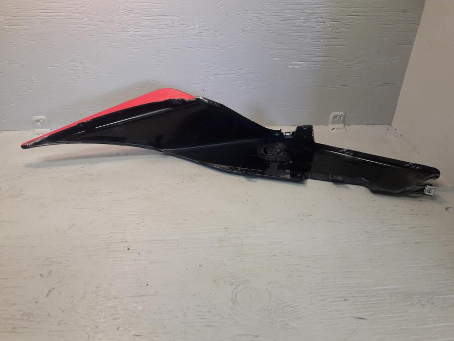 Höger sida på Bakvinge från en Aprilia RS 125 -2017 motorcykel.