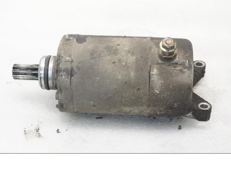 Baksidan på Startmotor från en Yamaha XVS 650 -1999 motorcykel.