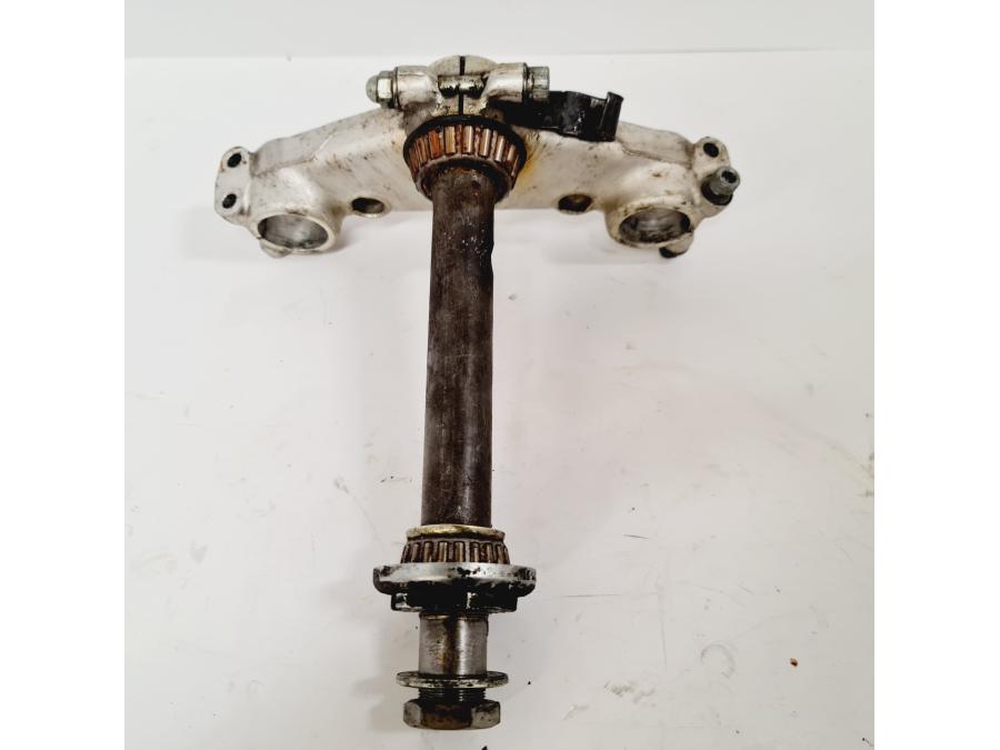 Vänster sida på Gaffelkrona från en Honda CB 900 F -1979 motorcykel.