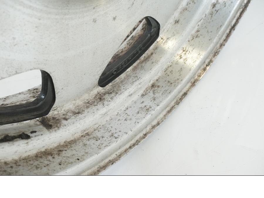 Vänster sida på Fälg från en Suzuki VL 1500 -1999 motorcykel.