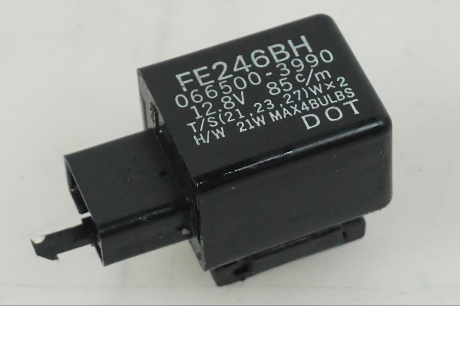 Baksidan på Blinkersrelä från en Honda CBR 1000 -2005 motorcykel.