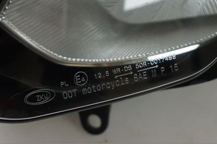 Snett nerifrån på Strålkastare från en BMW K 1200 RS -2008 motorcykel.