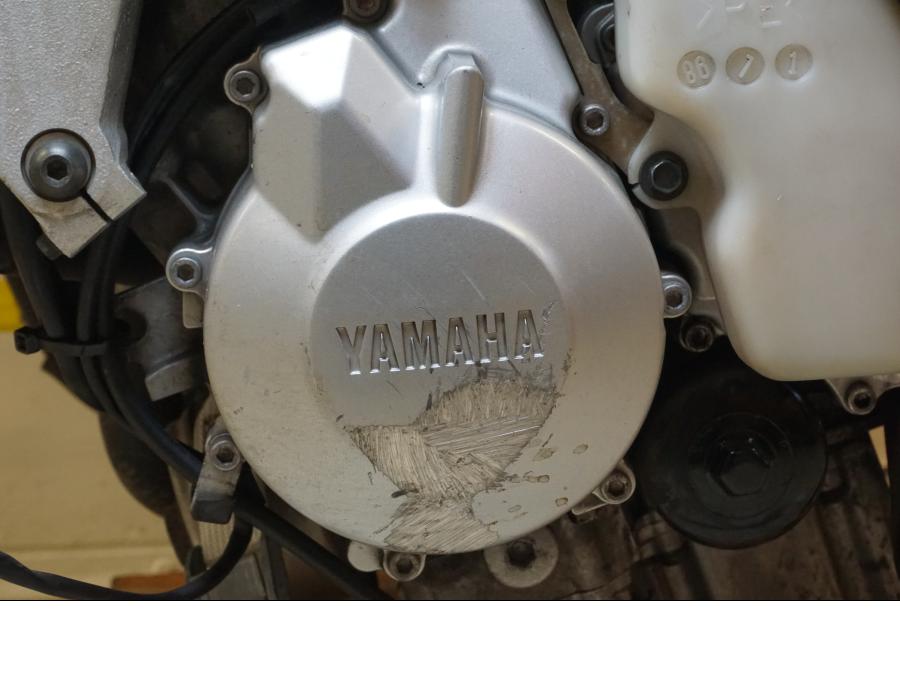 Baksidan på Motorpaket från en Yamaha YZF R6 -1999 motorcykel.