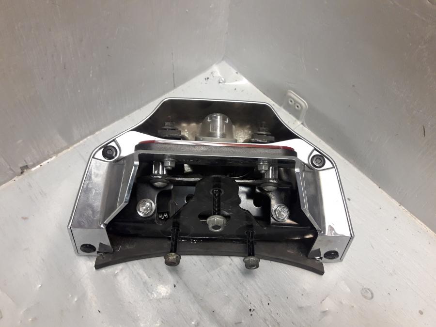 Baksidan på Blinkersfäste från en Suzuki VL 800 -2009 motorcykel.