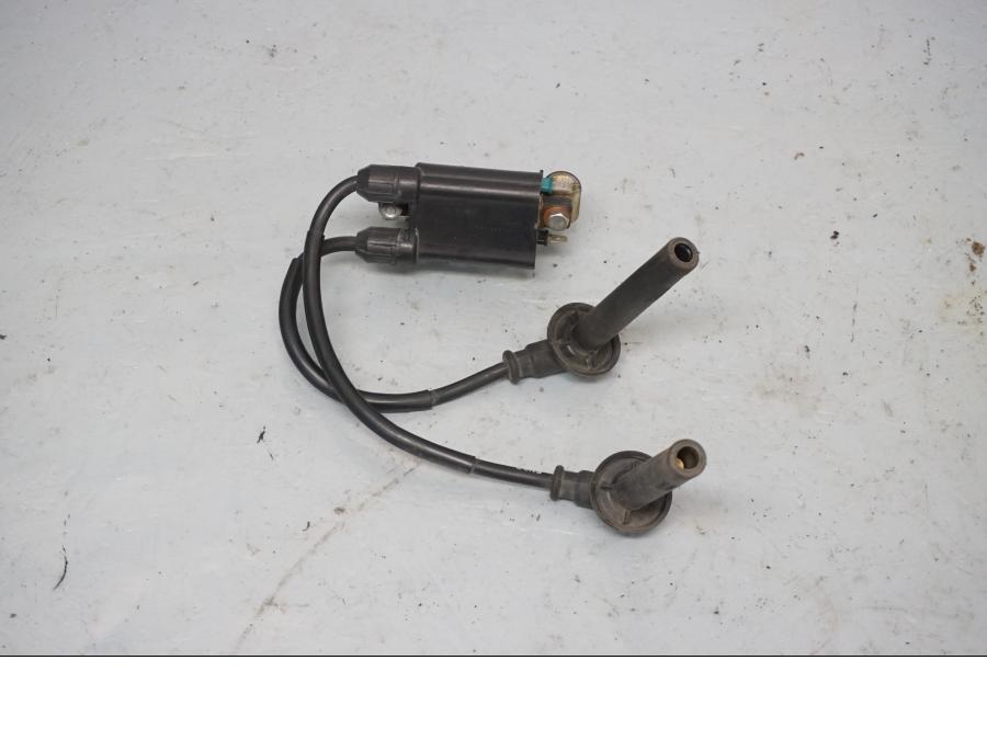 Framsidan på Tändspole från en Honda CBR 900 RR -1996 motorcykel.