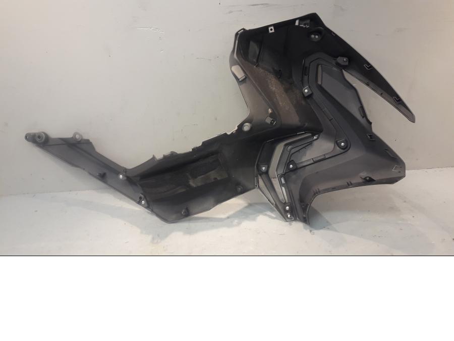 Baksidan på Sidkåpa från en Honda ADV 750 -2017 motorcykel.