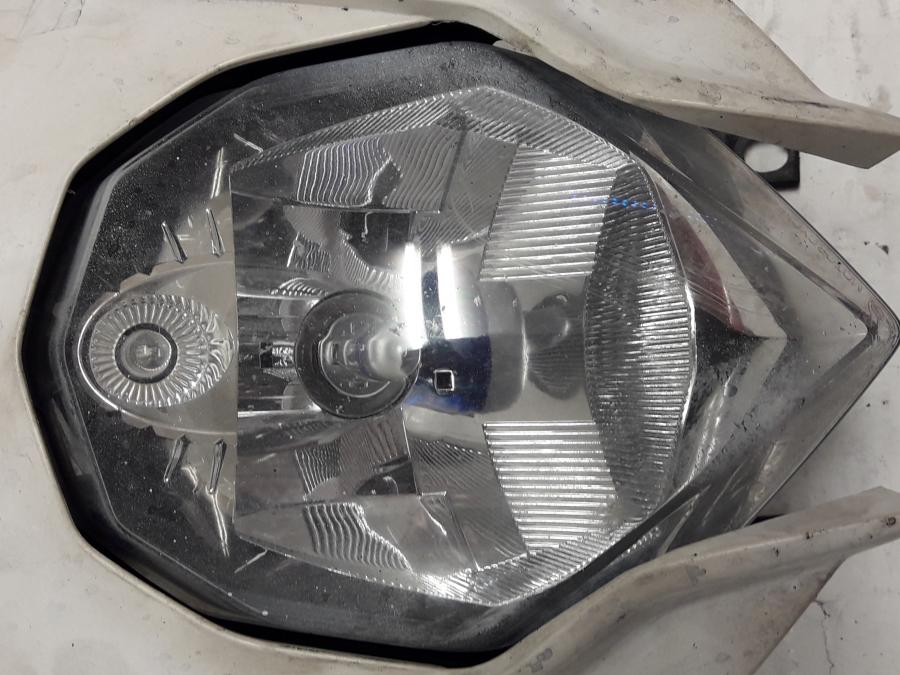 Vänster sida på Strålkastare från en Husqvarna TE 630 -2011 motorcykel.